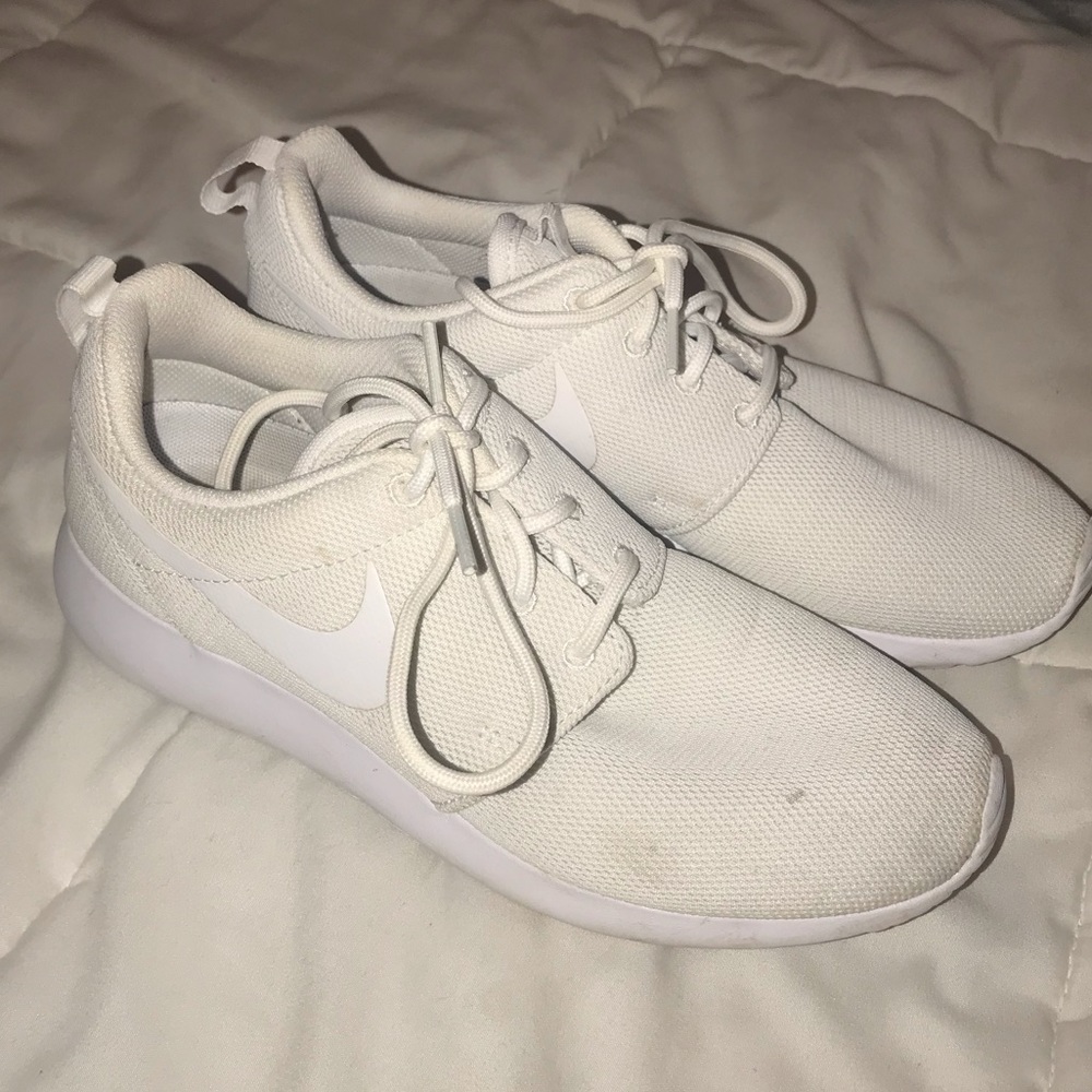 White Nike tennis shoes